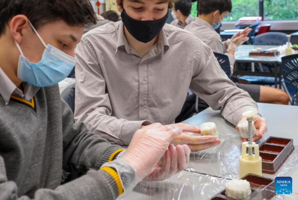 Students Make Moon Cakes to Celebrate Upcoming Mid-Autumn Festival in Wellington