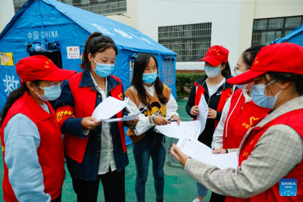 Volunteers Open Tent Classrooms for Children at Quake Relief Shelter in Sichuan