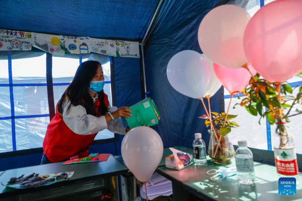 Volunteers Open Tent Classrooms for Children at Quake Relief Shelter in Sichuan