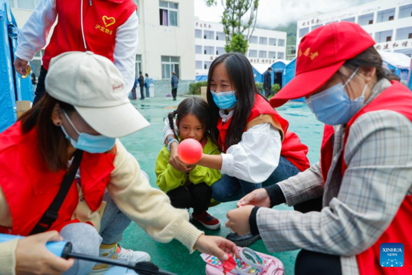 Volunteers Open Tent Classrooms for Children at Quake Relief Shelter in Sichuan