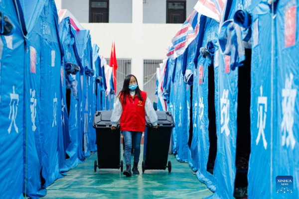 Volunteers Open Tent Classrooms for Children at Quake Relief Shelter in Sichuan