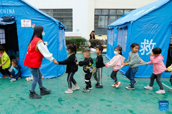 Volunteers Open Tent Classrooms for Children at Quake Relief Shelter in Sichuan