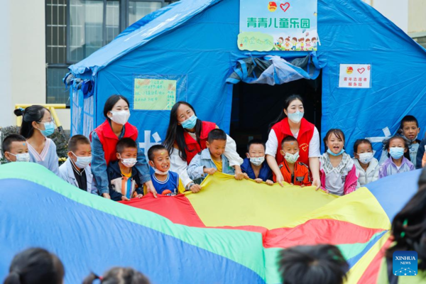 Volunteers Open Tent Classrooms for Children at Quake Relief Shelter in Sichuan