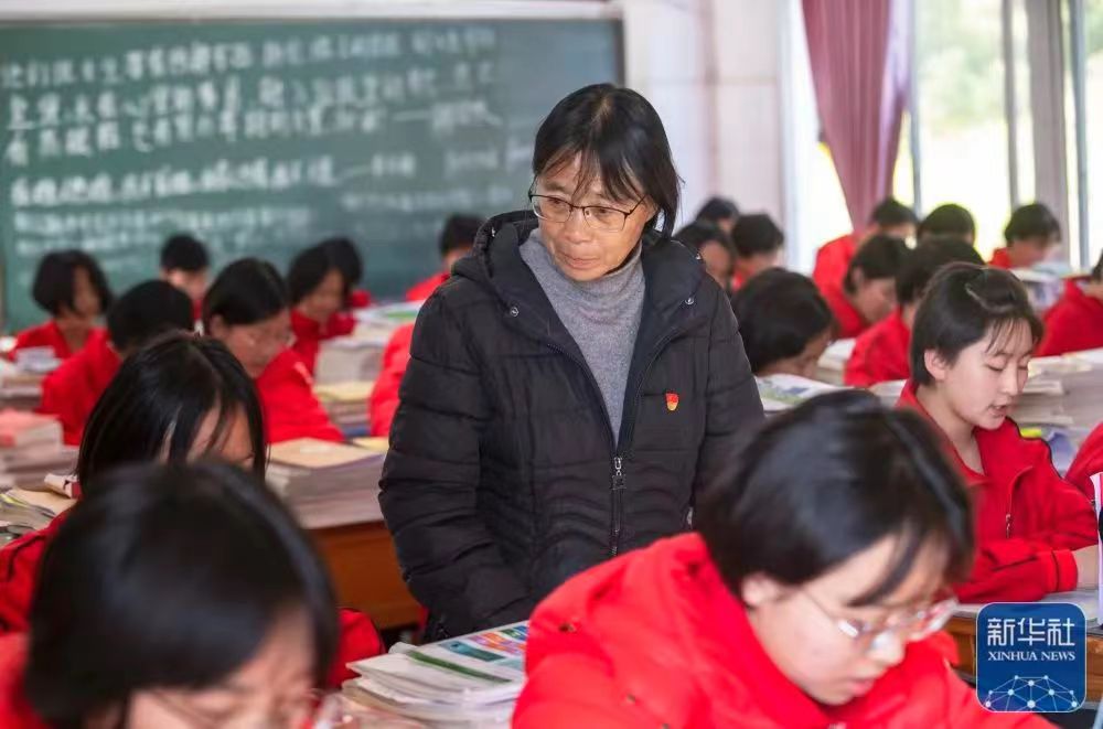 Zhang Guimei Helps Impoverished Girls Improve Education, Change Their Fates