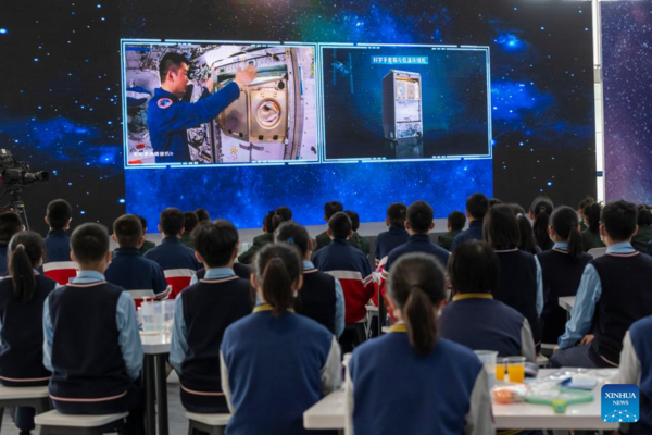 Chinese Astronauts Give Lecture from Space Station