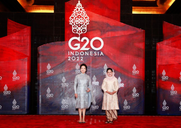 Peng Liyuan Meets with Indonesian First Lady