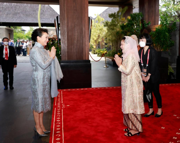 Peng Liyuan Meets with Indonesian First Lady