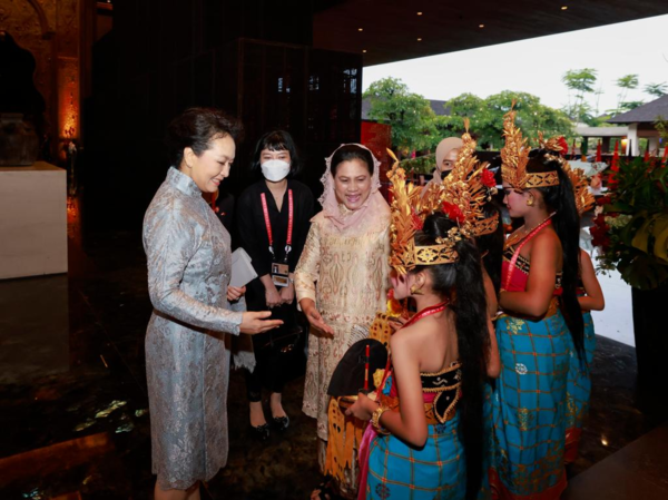 Peng Liyuan Meets with Indonesian First Lady