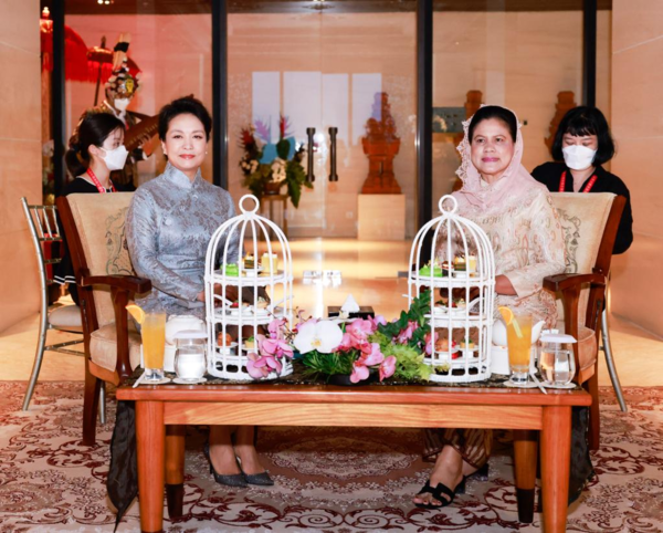 Peng Liyuan Meets with Indonesian First Lady