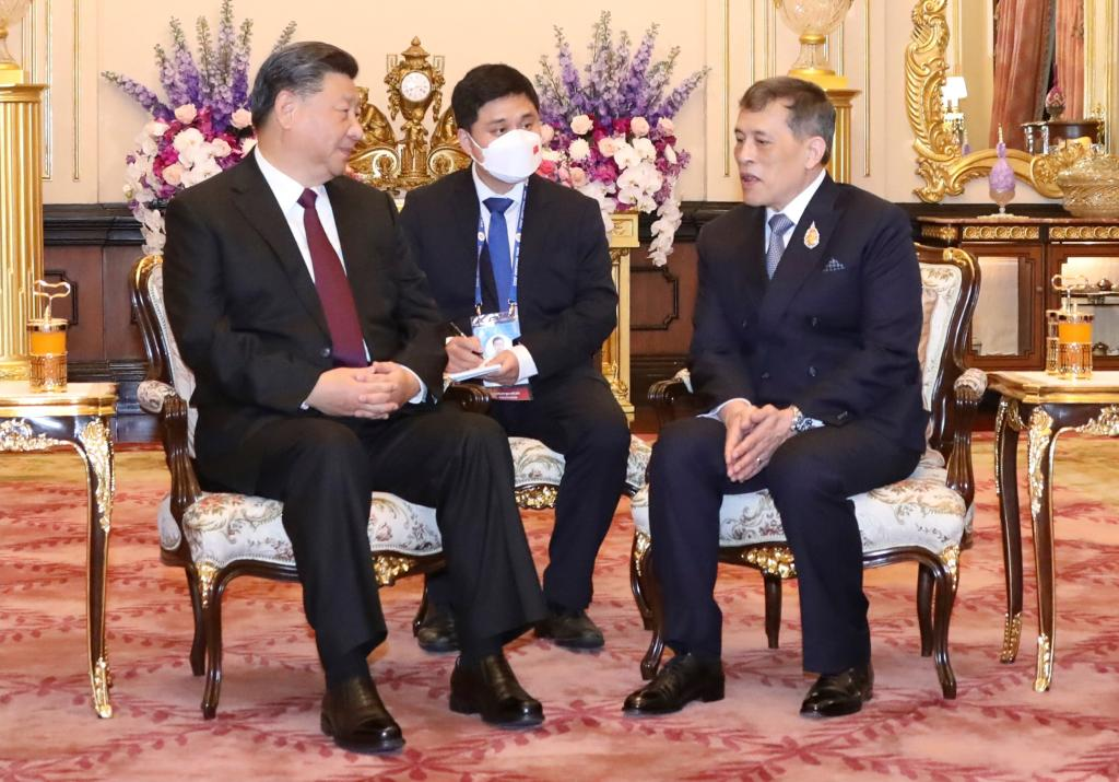 Xi, Peng Liyuan Meet with Thai King Maha Vajiralongkorn, Queen Suthida