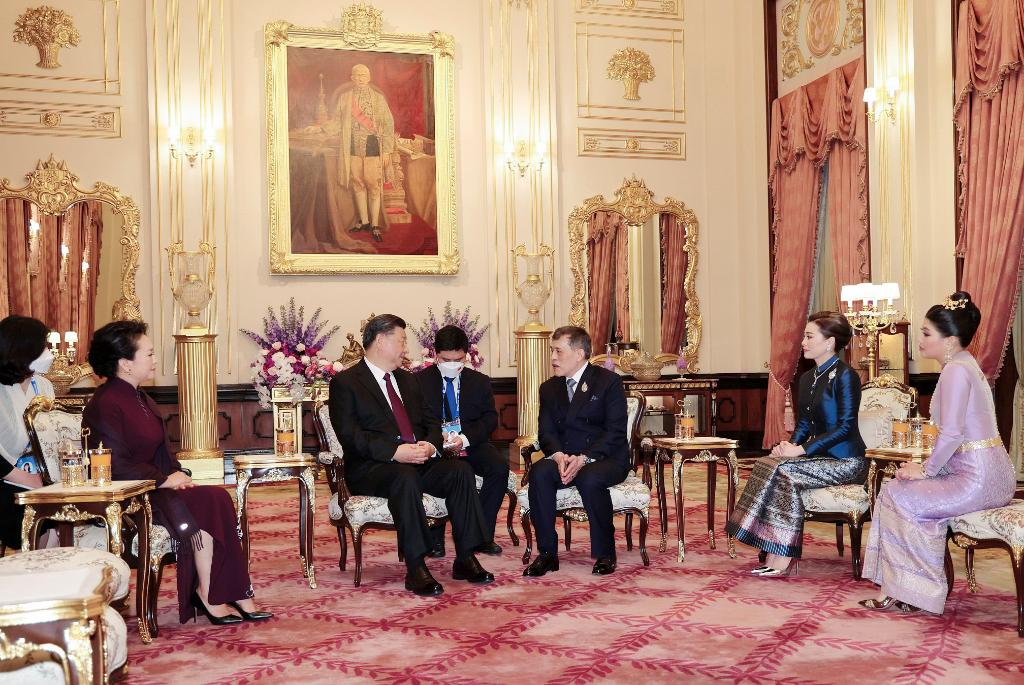 Xi, Peng Liyuan Meet with Thai King Maha Vajiralongkorn, Queen Suthida