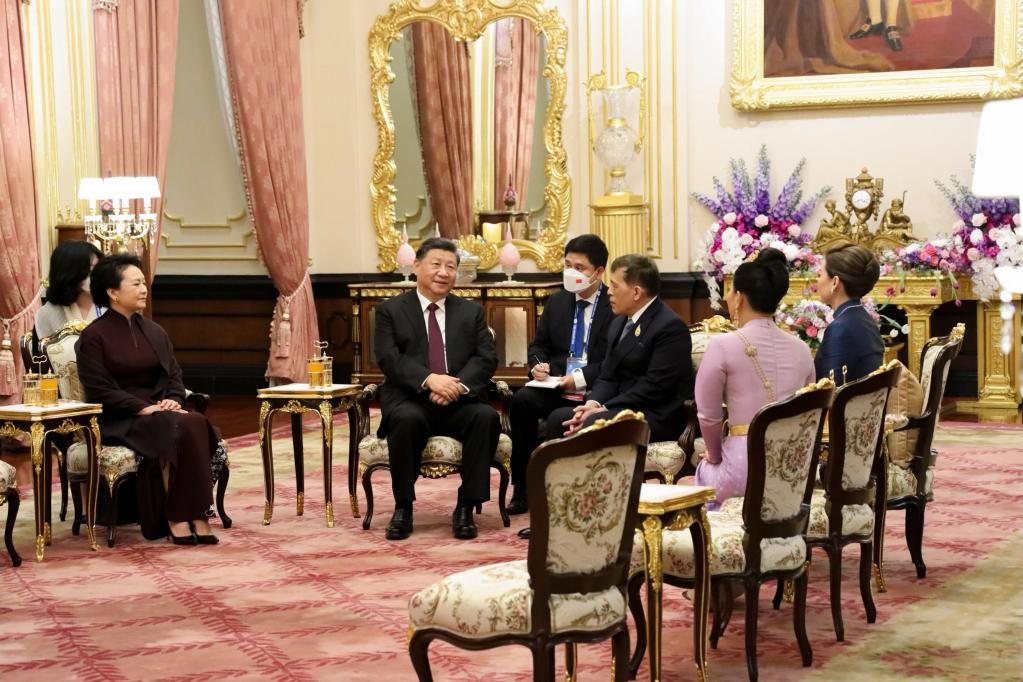 Xi, Peng Liyuan Meet with Thai King Maha Vajiralongkorn, Queen Suthida