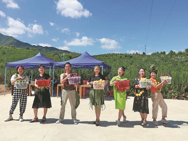 Fashionistas Have Fruity Fun Selling Their Produce