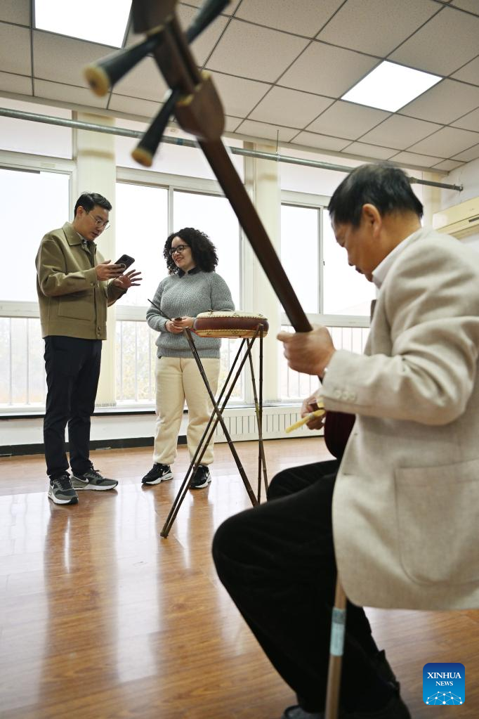 Pic Story: Brazilian Girl Fascinates with Chinese Folk Art