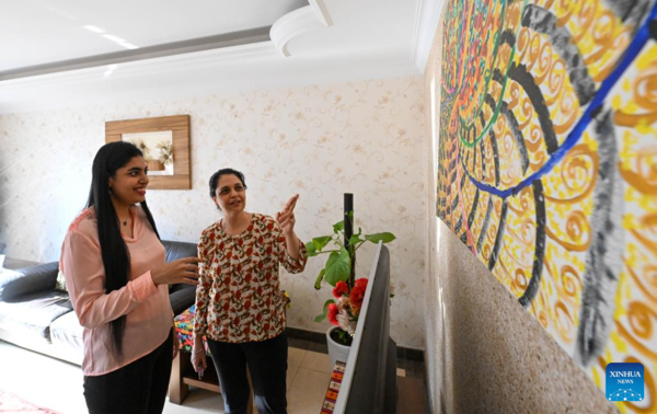 Indian Artist Teaches Painting in Tianjin