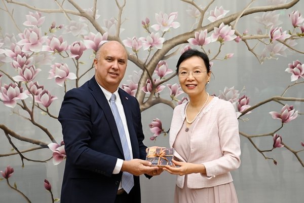 Lin Meets Cuban Ambassador to China