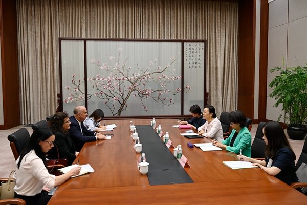 Lin Meets Cuban Ambassador to China