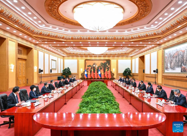 Xi Holds Talks with Lao President