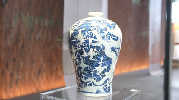 GLOBALink | Seeing Jingdezhen: Painting New Stories of Blue and White Porcelain