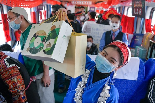 InPics: New Year Fair Adds Happiness on Guizhou's 'Slow Trains'