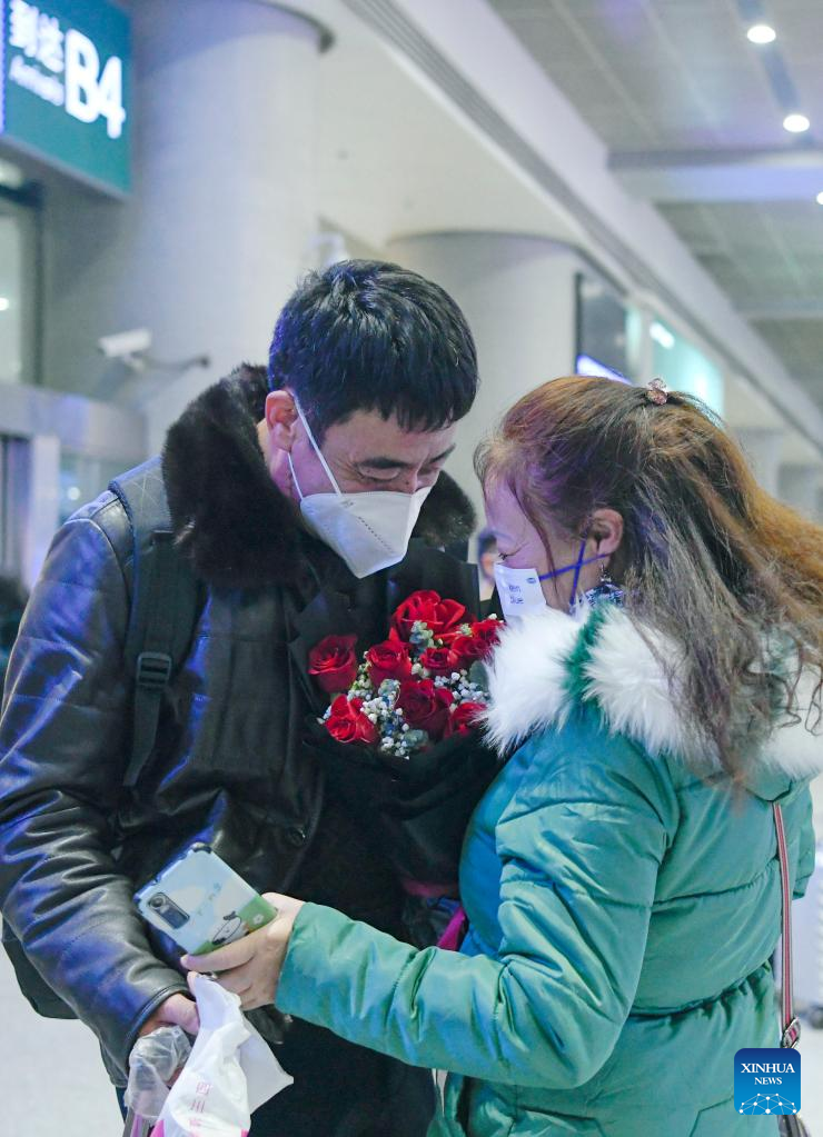 People on Their Way for Family Reunions During Spring Festival Travel Rush