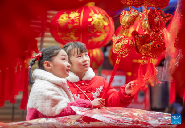 People Enjoy Spring Festival Atmosphere Across China