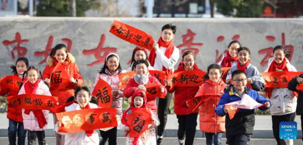 People Enjoy Spring Festival Atmosphere Across China