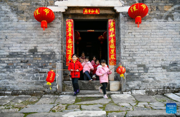 People Enjoy Spring Festival Atmosphere Across China