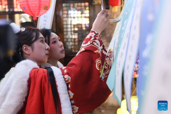 Various Folk Cultural Activities Held to Welcome Upcoming Lantern Festival in China