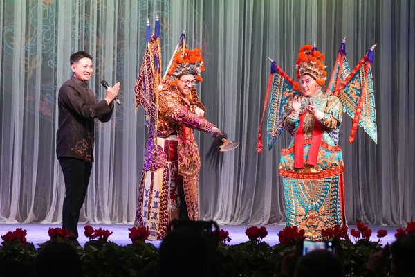 Diplomats Celebrate Lantern Festival in Shanghai