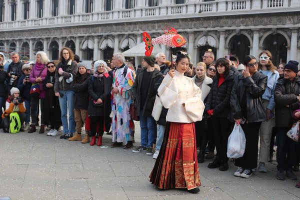 Chinese Traditional Clothing Debuts at Venice Carnival