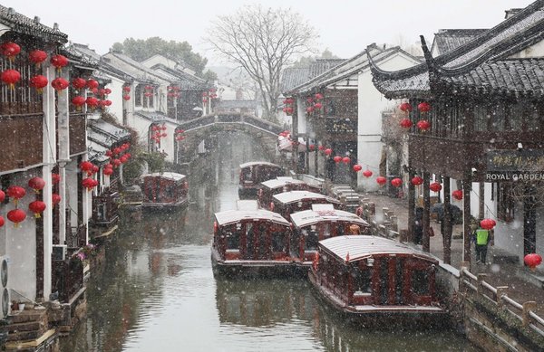 Chinese Traditional Clothing Debuts at Venice Carnival