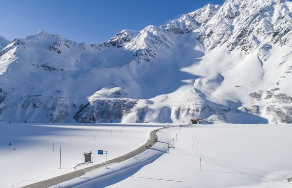 Xi Story: Roads to Happiness on 'Roof of the World'