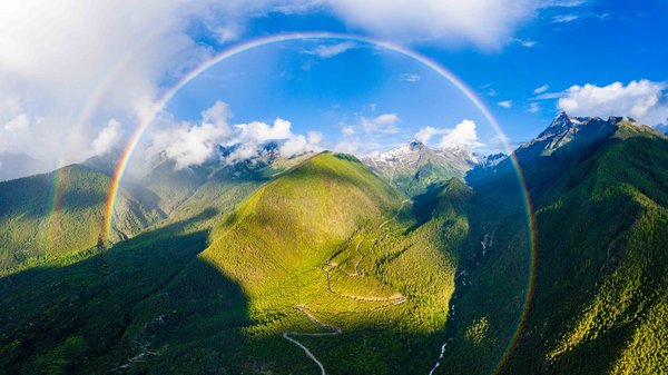 Xi Story: Roads to Happiness on 'Roof of the World'