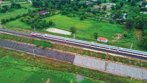 Young Conductor Dedicated to Improving Services on China-Laos Railway