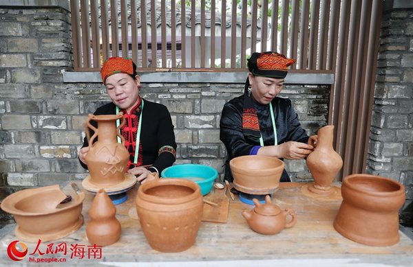 Cultures of Local Ethnic Groups in China's Hainan Displayed at Boao Forum for Asia