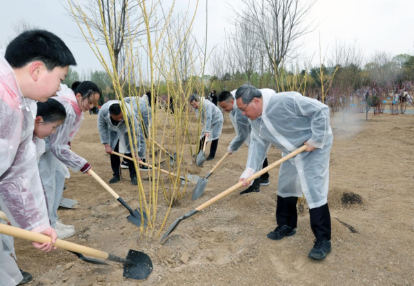 Xi Plants Trees in Beijing, Urging More Afforestation Efforts for Green Development, Building Beautiful China