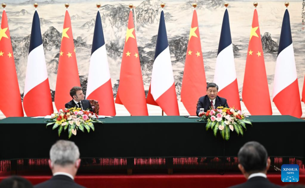 Xi Holds Talks with French President