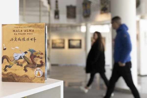 Chinese Artist Exhibits Paintings in Honor of Slovenian Writer