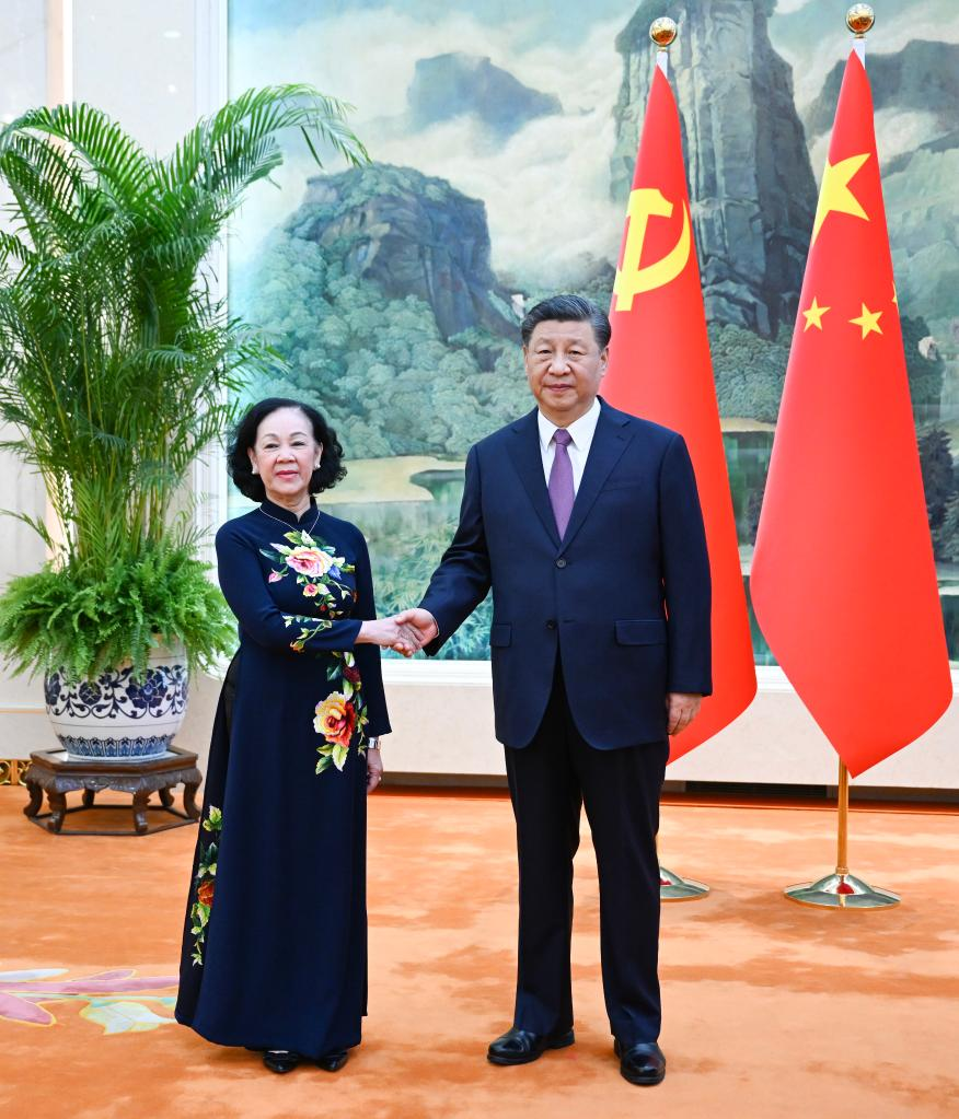 Xi Meets with Senior CPV Official