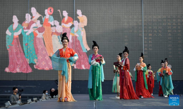 In Pics: Performance at Great Tang All Day Mall in Xi'an