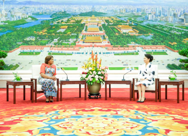 Peng Liyuan Meets with DRC's First Lady