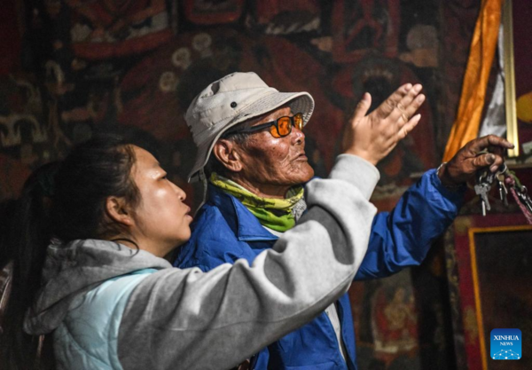 Murals Seen in Donggar and Piyang Grottoes in Tibet