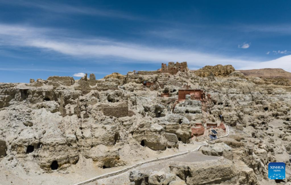 Murals Seen in Donggar and Piyang Grottoes in Tibet