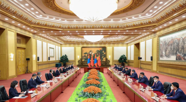 Xi Meets with Mongolian PM