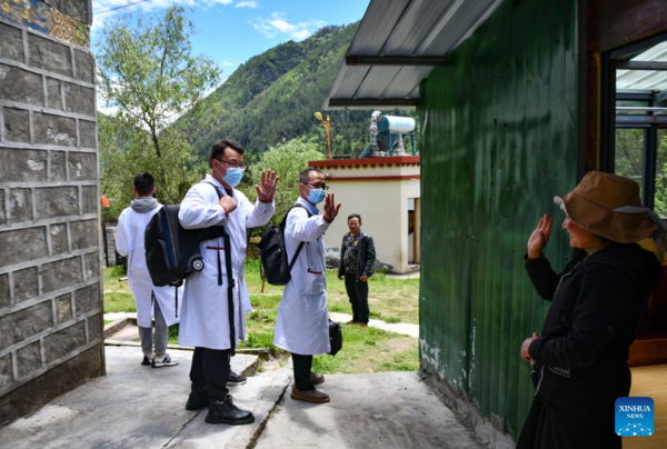 Medical Team from Guangdong Provides Home Services in Tibet