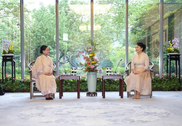 Peng Liyuan Meets Indonesian First Lady