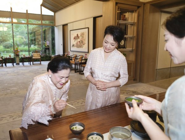 Peng Liyuan Meets Indonesian First Lady