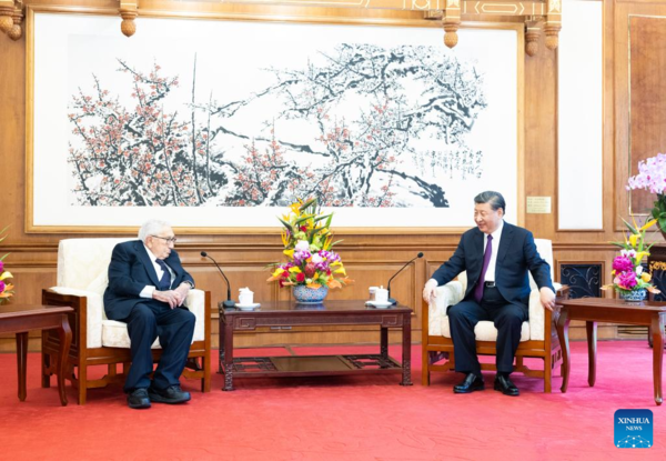 Xi Meets with Henry Kissinger