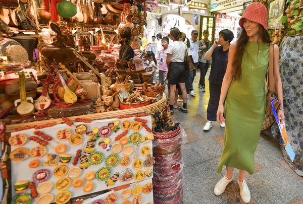 Culture&Life | Grand Bazaar in Urumqi: A Mirror of Vitality of Local Economy